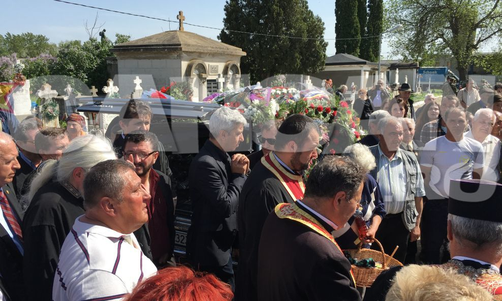 Cortegiul a ajuns la cimitir