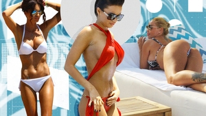 Top 30 sexy-vedete în costume de baie prea mici, prea mulate ori prea transparente