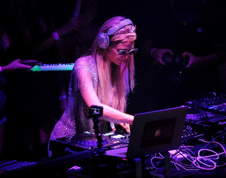 Paris Hilton ”lovește” la NUBA Beach Club pe 18 August