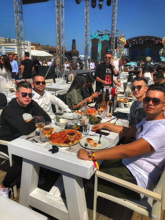 Radu Maricuța, alături de prieteni în Mamaia