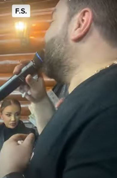 Florin Salam cântă la masa Biancăi Drăgușanu și a lui Gabi Bădălău. Sursă: captură video
