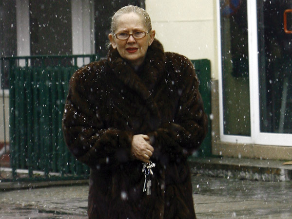 Gabriela Drâmbă, soția dictatorului canibal Bokassa, evacuată din casă de statul român