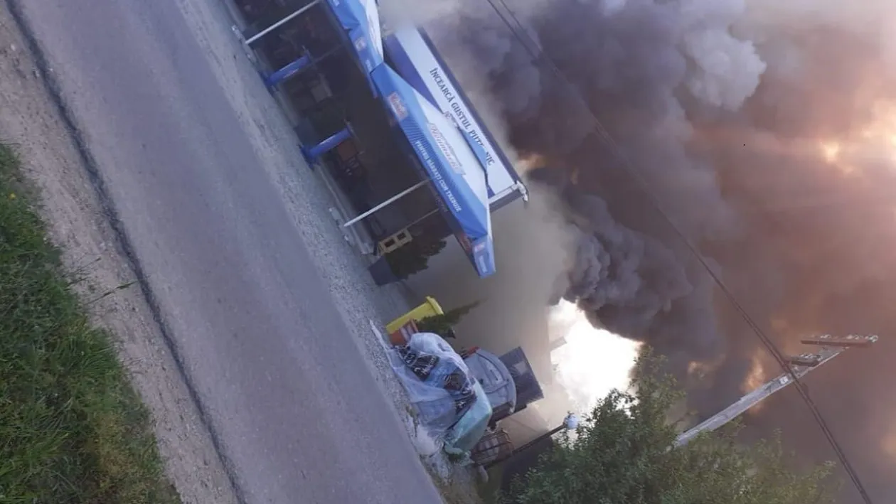 Incendiu puternic în Argeș! Un magazin a fost înghițit de flăcări uriașe. 10 butelii riscau să explodeze