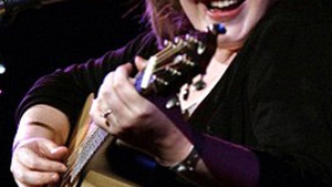 Incredibila transformare a lui Adele! Uite cum arata in adolescenta, cantand la chitara si band bere!