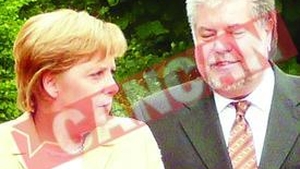 Rivalul lui Merkel isi scoate barba la licitatie