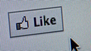 Obsesia Facebook, dusa la extrem! Un cuplu si-a botezat fetita "Like"