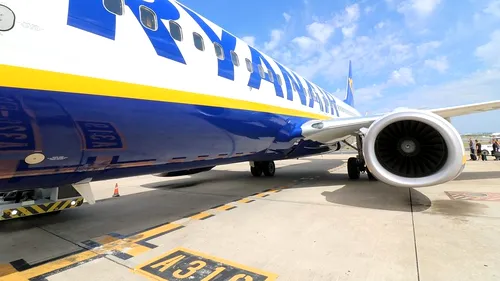 Un pasager român a vrut să deschidă ușa avionului, în timpul zborului! Panică la bordul avionului