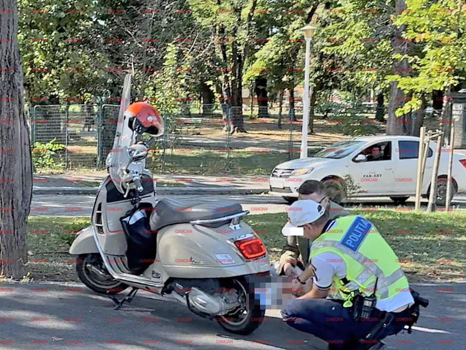 Polițiștii scot plăcuțele de înmatriculare de pe scuterul lui Adi Sînă