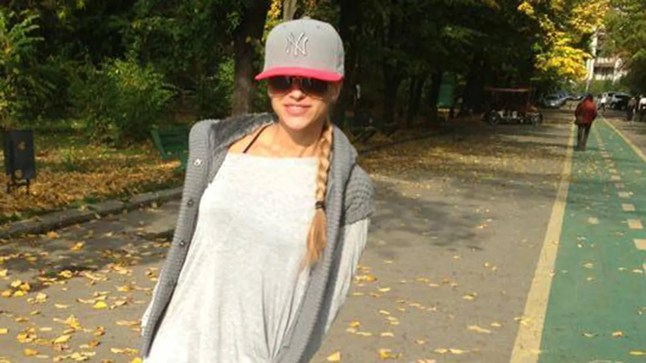 Anda Adam nu a purtat sutien si a fost fotografiata in aceasta ipostaza! Sanii cantaretei s-au vazut in toata splendoarea lor