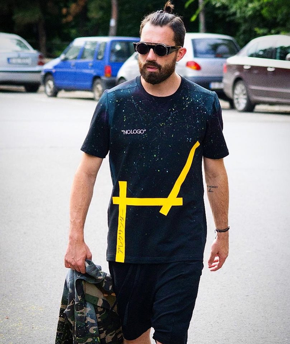Alex este un designer care a pus pe picioare o afacere ușor ”diferită”