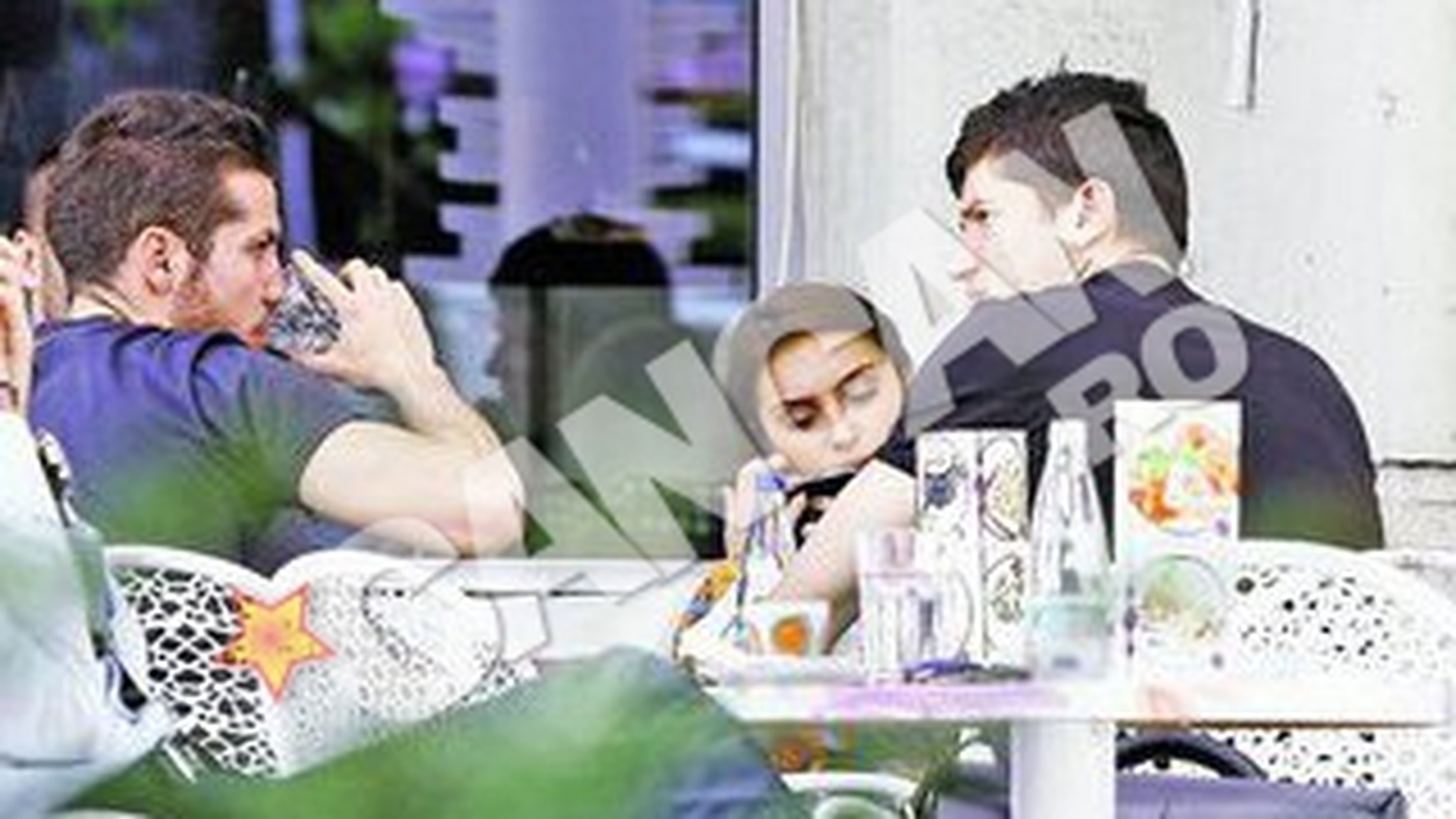 L-a scos la terasa pe noul "fratior"! Cristi Tanase l-a cinstit pe Alex Chipciu cu o apa plata