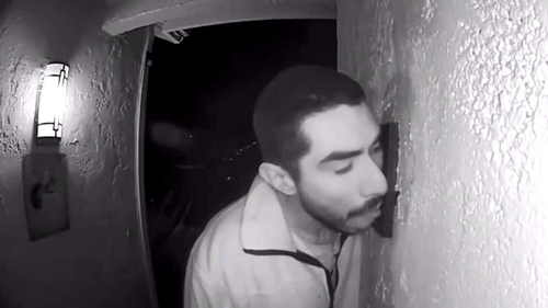 Motivul pentru care un bărbat a lins soneria unei case timp de trei ore!