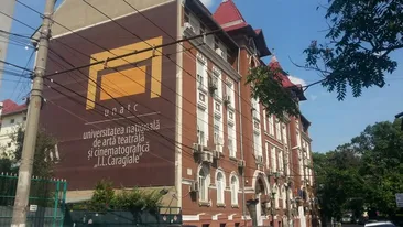 Inchide si deschide usi si ferestre Povestea absolut inspaimantatoarea a fantomei de la Teatru si Film!