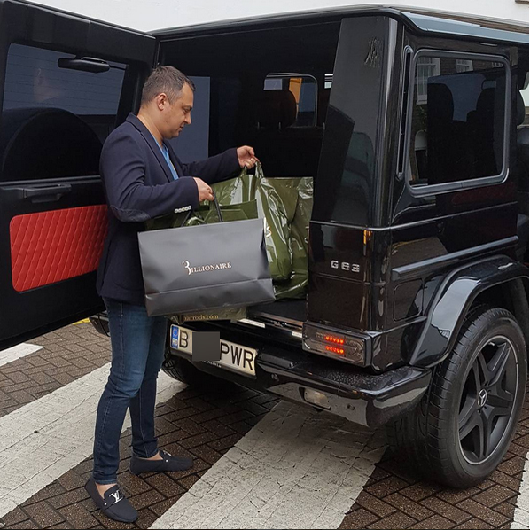 Edy Power pune bagajele în Mercedes-ul AMG G 63 pe care îl deține