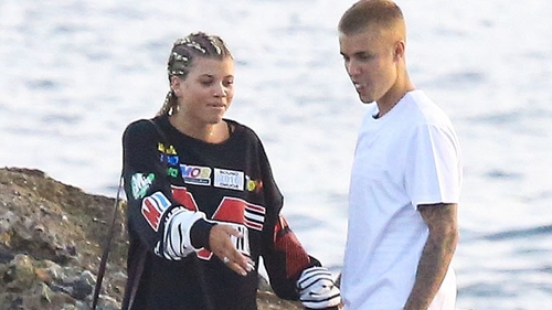 JUSTIN BIEBER este din nou singur! De ce s-a despărţit de SOFIA RICHIE