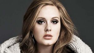Aproape de nerecunoscut! Cum arată celebra Adele nemachiată si cu părul vâlvoi. E la fel de frumoasă?