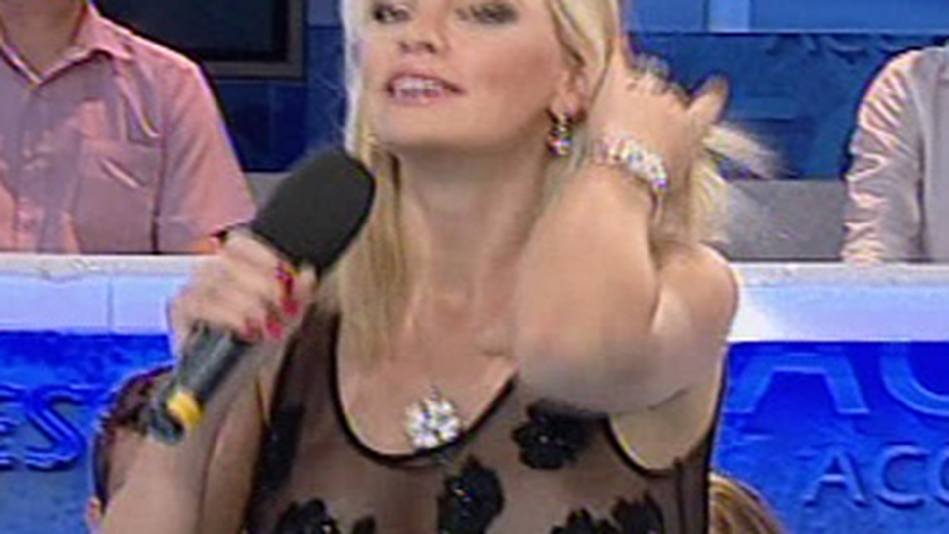 Mariana Rosca cu sanii la vedere in direct la Acces Direct! A purtat o rochie transparenta din creatia proprie!