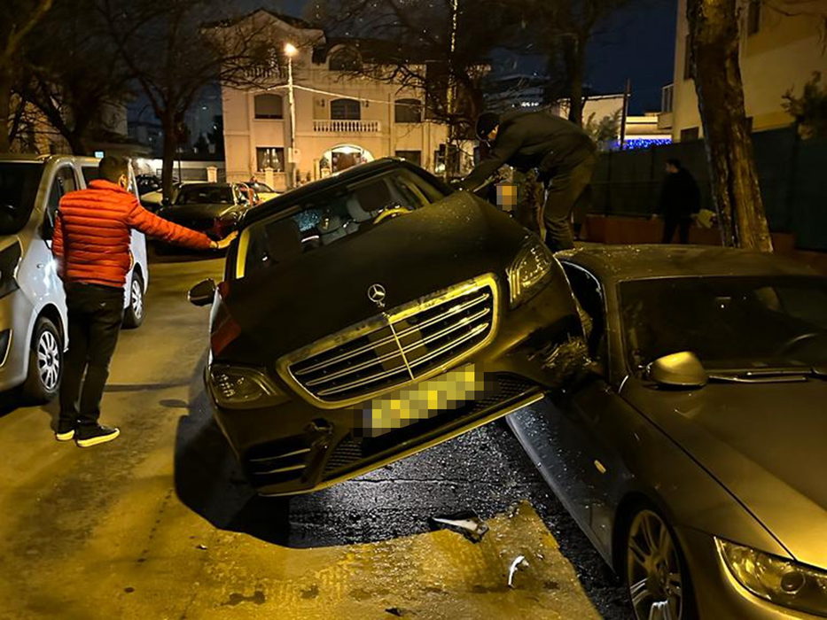 "Notărița milionarilor" s-a ales cu mașina avariată (SURSA FOTO: CANCAN.RO)