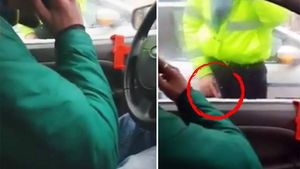 Acest şofer revoltat a refuzat să se dea jos din maşină atunci când a fost oprit de Poliţie! Totul a fost filmat de iubita acestuia, iar apoi...