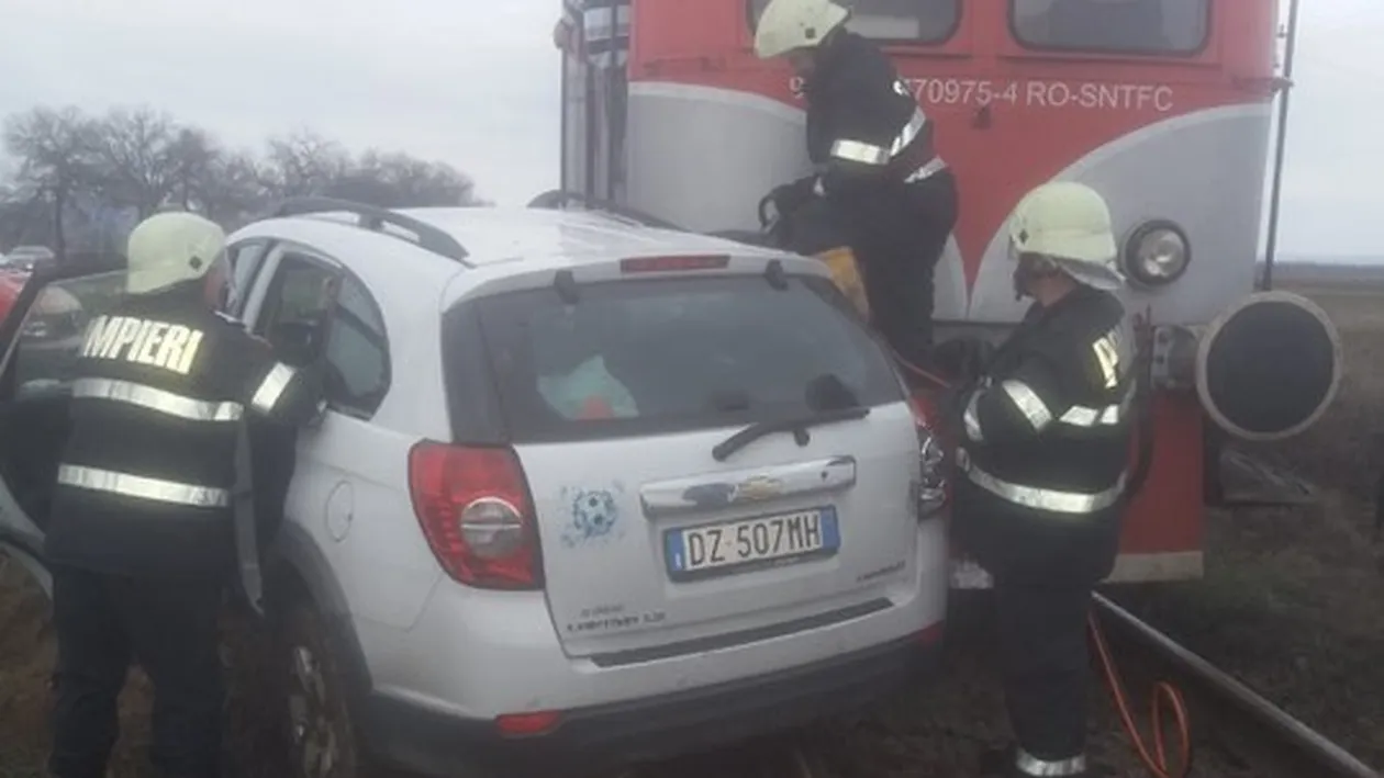 Mașină lovită de tren în județul Vâlcea. Traficul feroviar este blocat. FOTO