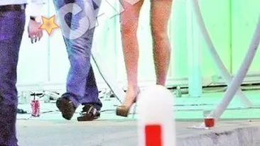 Dupa ce au plecat de la club, Vica si Augustin Draghiceanu s-au sarutat in taxi si au intrat impreuna in complexul hotelier! S-a cuplat cu avocatul care o apara in procesul cu Piti