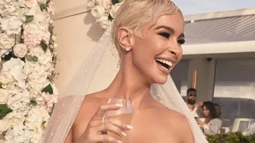 Cu ce rochie de mireasă a venit îmbrăcată această tânără la nunta ei. Invitații au crezut că nu văd bine!