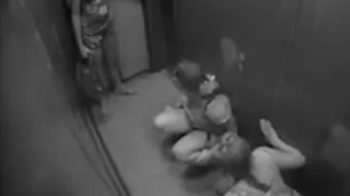 VIDEO Doua adolescente din Rusia au devenit celebre dupa ce au urinat in lift