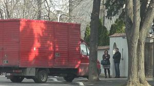 Rudele miliardarului au început marea împărţeală! La două luni de la moartea bogătaşului, urmaşii acestuia au băgat camionul în palatul lui Adamescu şi...