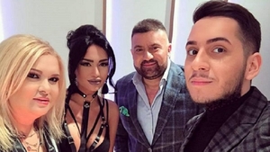 Viorica din Clejani, prima reacție după ce a înjurat jurnaliștii ca la ușa cortului și i-a udat cu lapte și un furtun cu apă: „Le-ați fi dat cu toporul în cap”