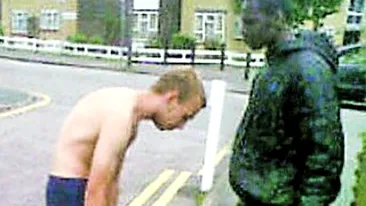 Londonezi nevinovati cad victime protestatarilor violenti din Marea Britanie! Dezbracati de anarhisti