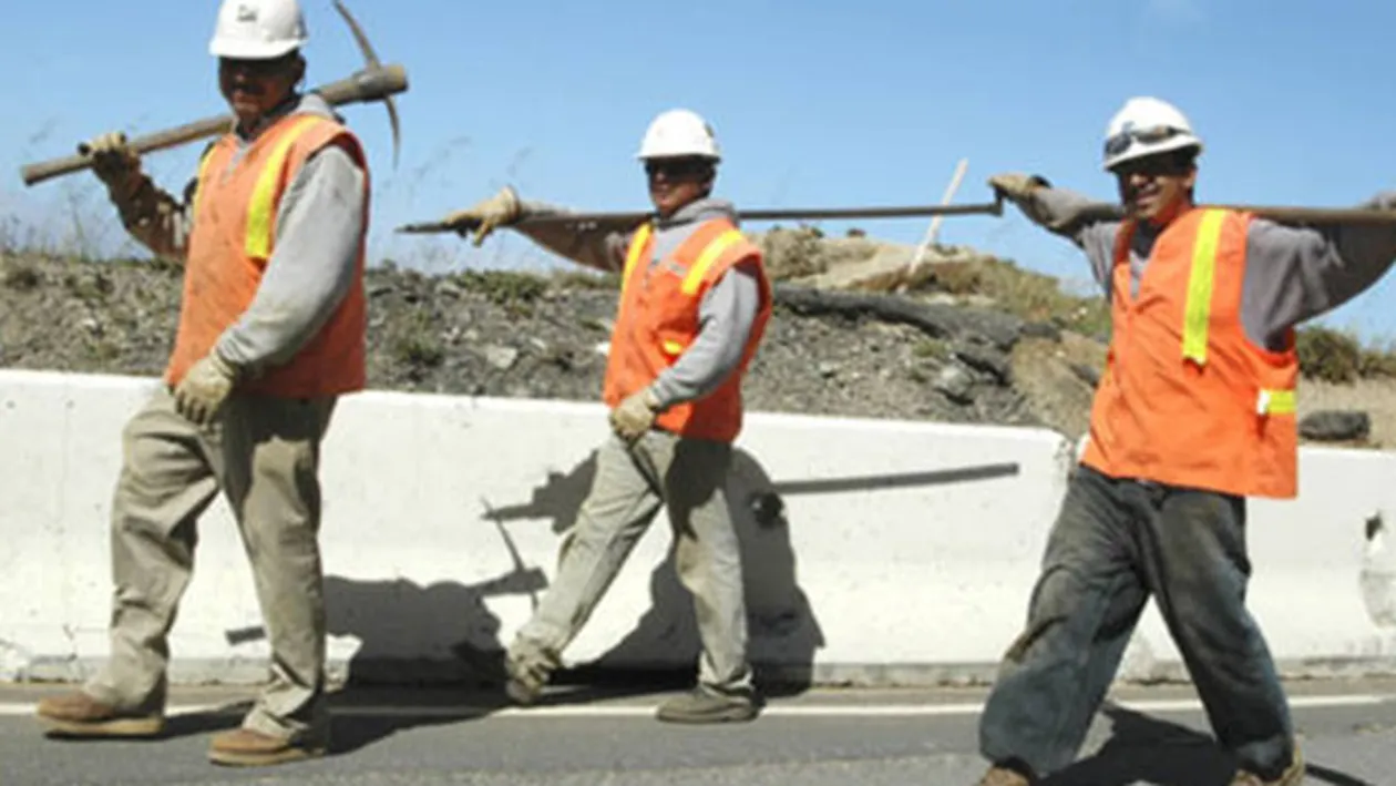 Şase muncitori români din Libia au fost aduşi joi în România