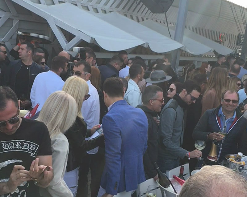 Elena şi Adrian socializează în club