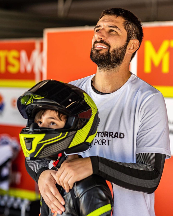 Cătălin Cazacu explică motivul pentru care nu-și poate însoții fiul la competițiile de motociclism (Foto: Instagram)