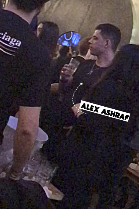Alex Ashraf a petrecut în compania intimă a unei sexy-domnișoare