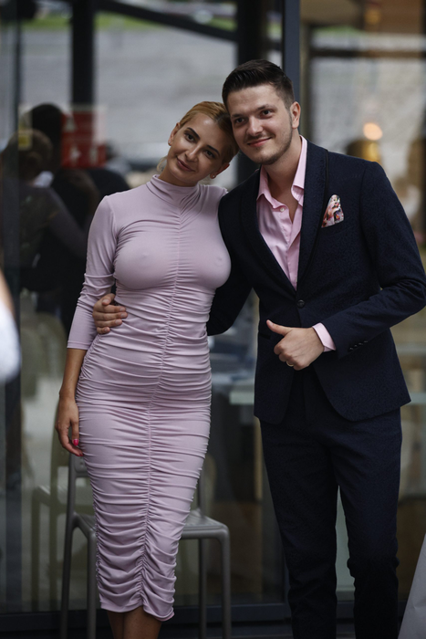 Multe dintre divele prezente au renunțat la sutien