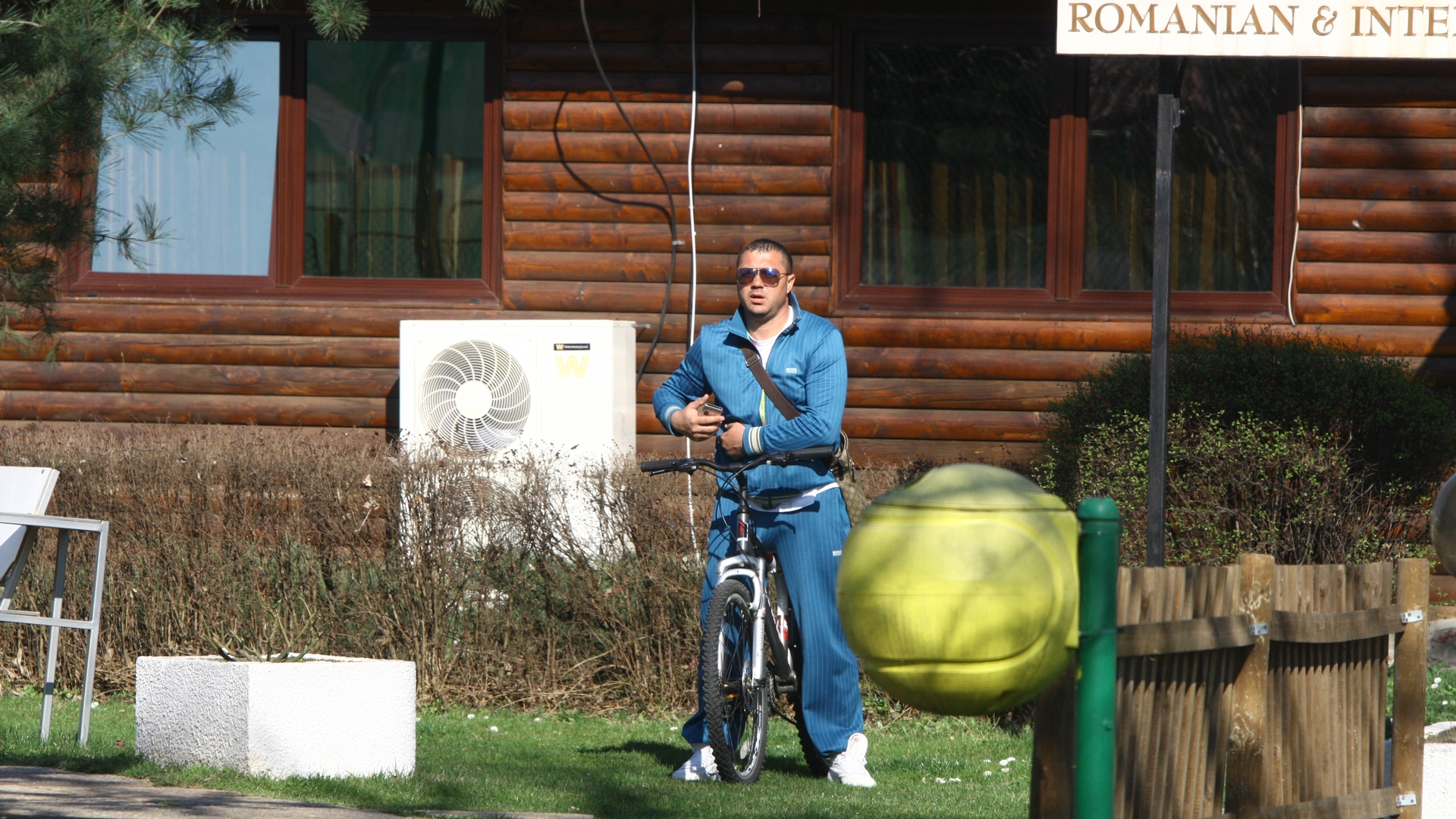 S-au dus vremurile cand avea pe mana milioane de euro! Acum, mai are doar o bicicleta! Alta dovada ca Sabin Ilie e in faliment!