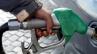 Benzina se ieftineste la cote record pentru francezi si americani