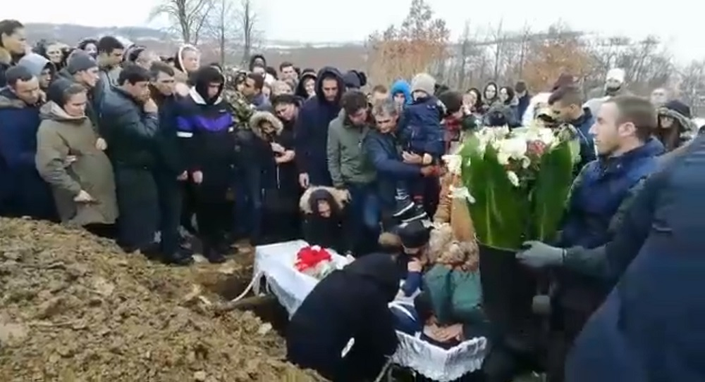 Imagini de la înmormântarea mamei din Timiș cu 18 copii! E cutremurător ce s-a întâmplat când au băgat-o pe Lidia în groapă. VIDEO