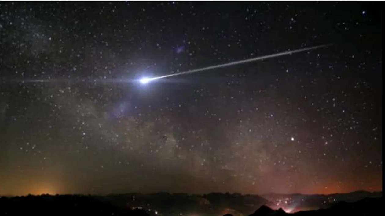 VIDEO O ploaie de meteoriţi i-a făcut pe ruşi să creadă că a venit Apocalipsa! Peste 500 de oameni au fost răniţi