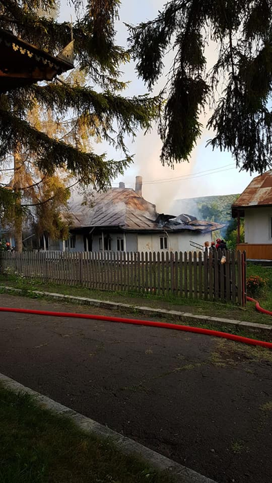 Incendiu la Mănăstirea Agafton din Botoșani. Flăcările au distrus multe bunuri