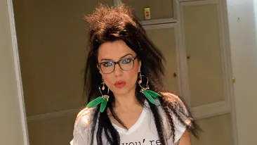 Aroganta la inaltime! DJ Wanda a zburat cu avionul, de la Londra, in minijup si accesorii de 5.000 de euro pe ea!