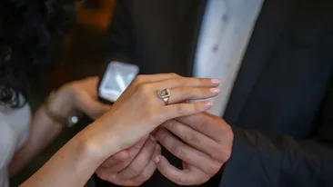 A cerut-o în căsătorie și s-a ales cu o palmă peste față. De ce a reacționat în acest mod iubita unui tânăr din New York