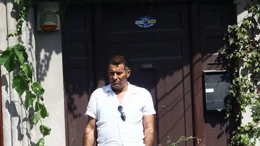 Ionita de la Clejani aude voci si le raspunde! Vezi comportamentul bizar al lautarului in plina zi