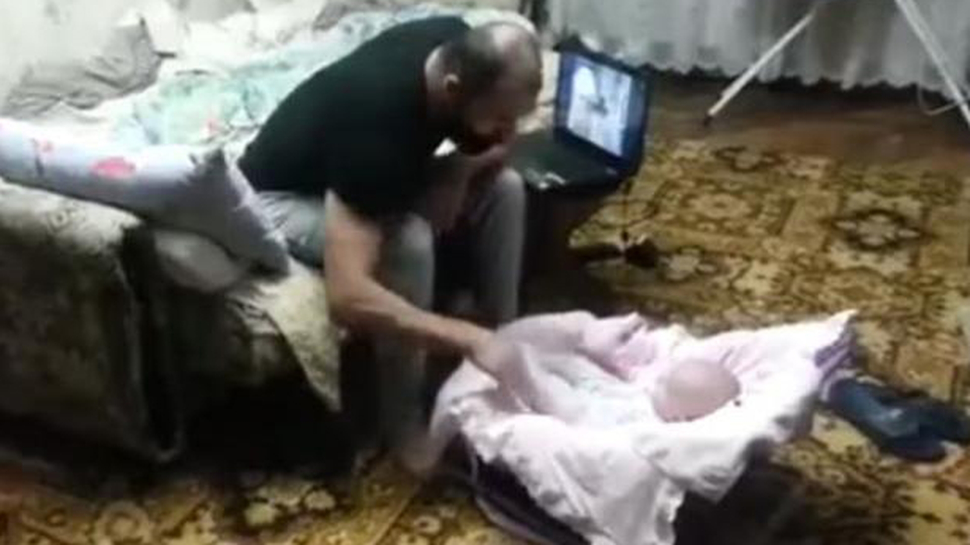 Din cauza relatiei cu concubinul ei o femeie din Vaslui le-a distrus viata celor doi copii: "Ii fugarea nebunul din casa..."