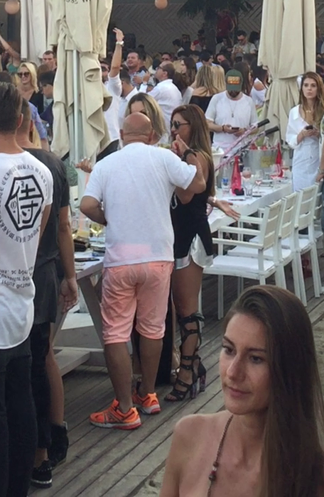 Cătălin Scărlătescu a flirtat cu două domnişoare în acealaşi timp, în Loft Mamaia