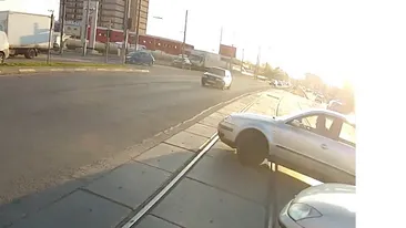 Un sofer din Bucuresti a ratat in ultima secunda nu unul, ci doua accidente! Vezi filmuletul care face furori pe Internet