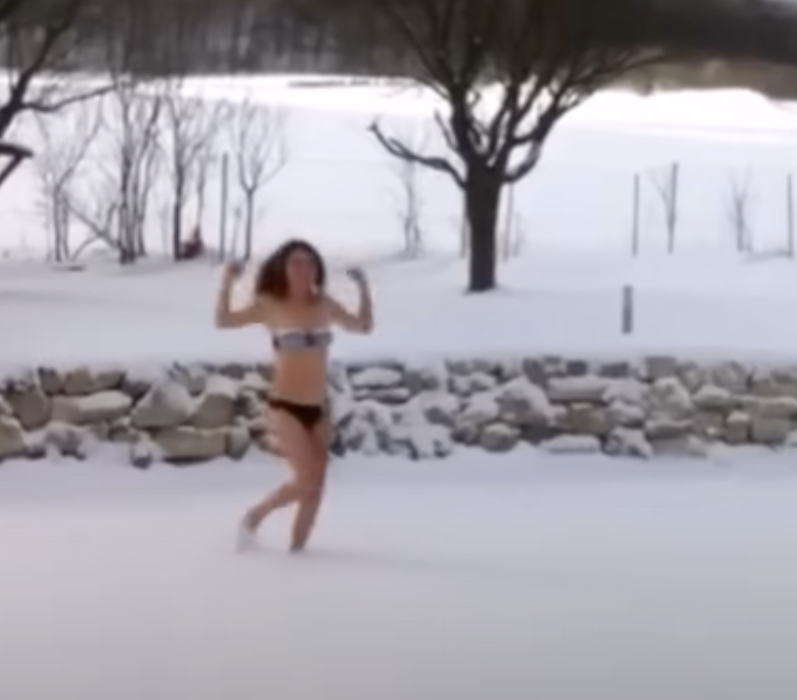 Cristela Georgescu, imagini geniale: a ieșit în costum de baie, în zăpadă. FOTO