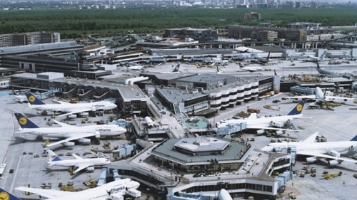 Aeroportul din Frankfurt, paralizat din cauza ploii îngheţate! Zborurile au fost întrerupte!