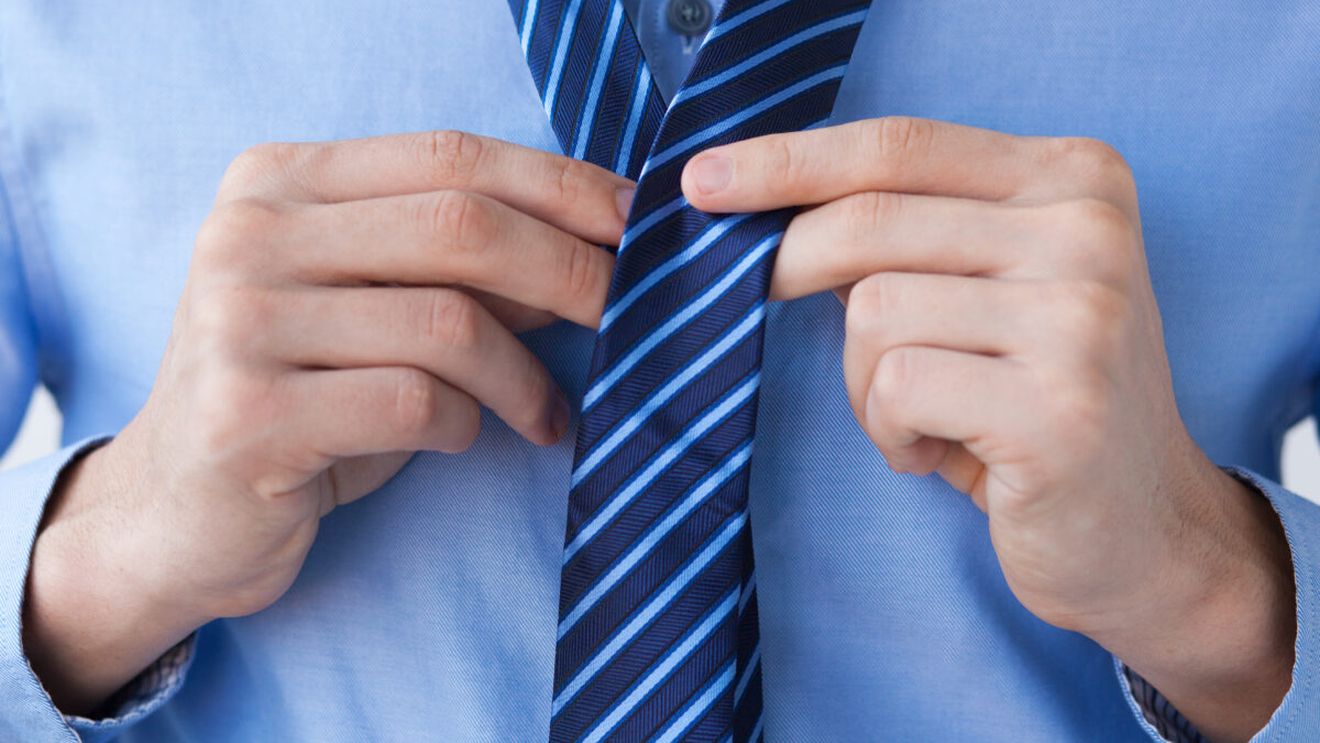 De la simbol al eleganței la accesoriu forțat: cum încearcă moda să resusciteze cravata prin artificii tot mai dubioase