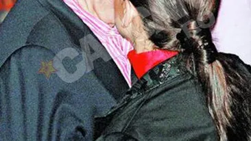 Tariceanu si iubita lui au facut risipa de gesturi tandre la o petrecere. Primul sarut in public